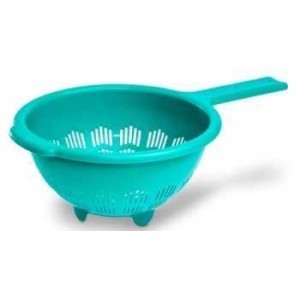 ESCORREDOR DE MASSA SANTANA PEQUENO COM CABO CORES SORTIDAS